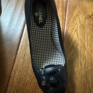 CHANEL Black Leather Camellia Ballet Flat with Gold CC Charm